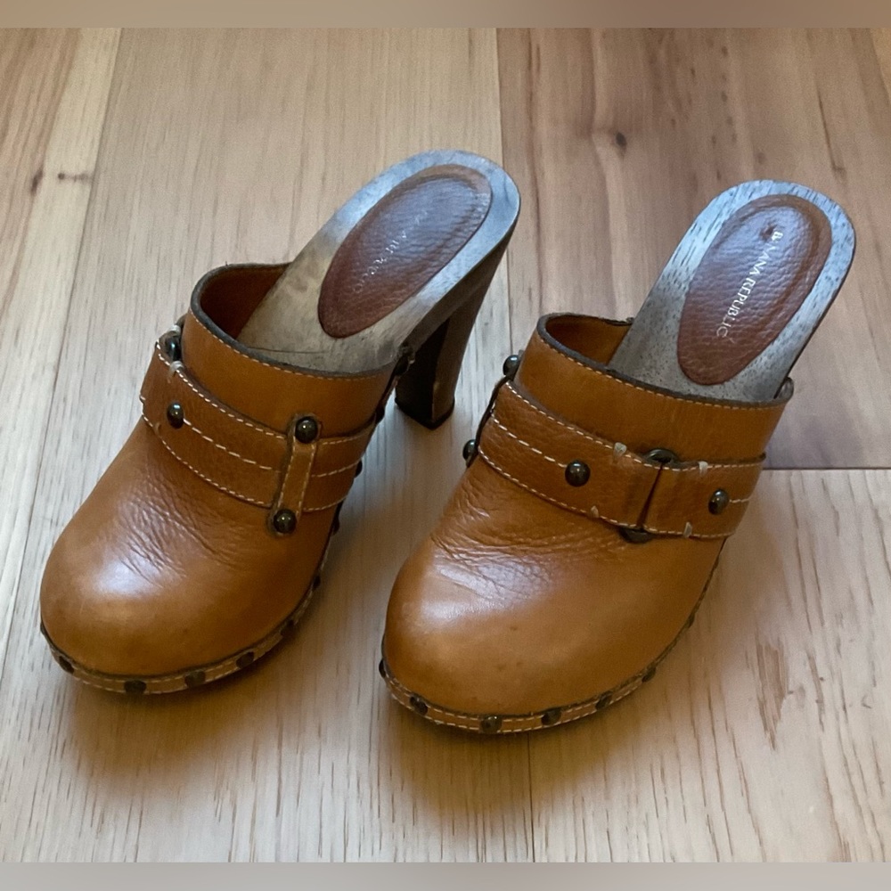 Vintage Banana Republic Cognac Clogs w/Wooden Heel, Size 7